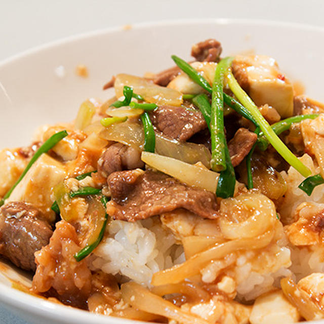 市販の味付け肉でカンタン丼。ガッツリ満腹。