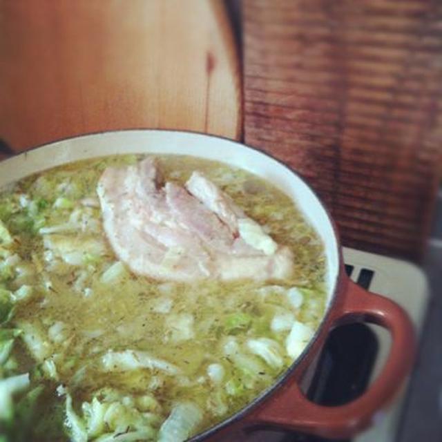 自作酵母ぱんと温かい料理を用意してます( ´ ▽ ` )ﾉ