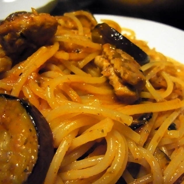 さんま缶と茄子のトマトソースパスタ