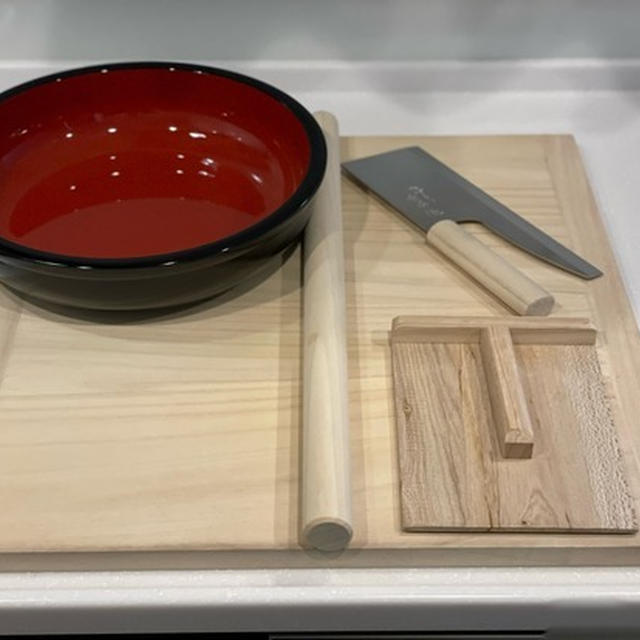 そば打ちセットを買いました　さてお蕎麦はつながったでしょうかー？