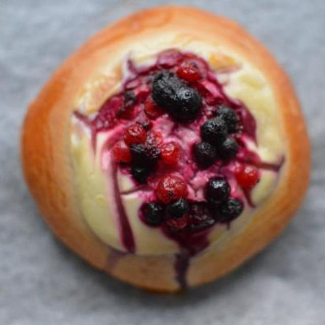 ★recipe★　Boller med bær og rømme & brunsvidde（おやつパン２種）