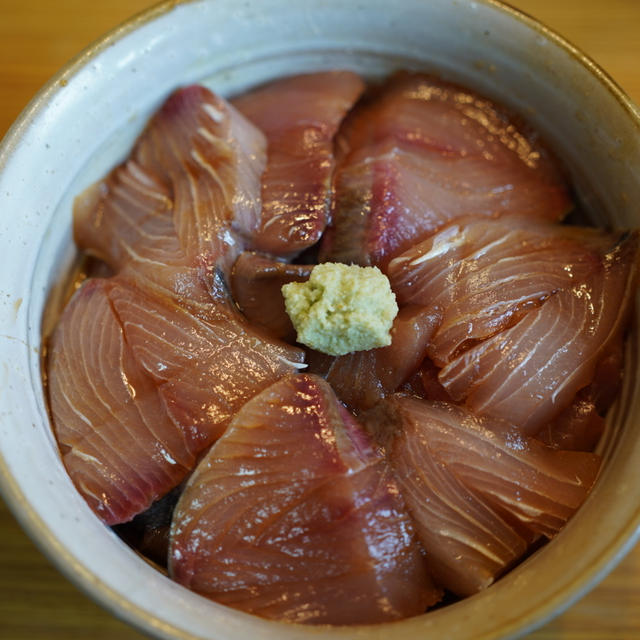 山盛りのぶり丼