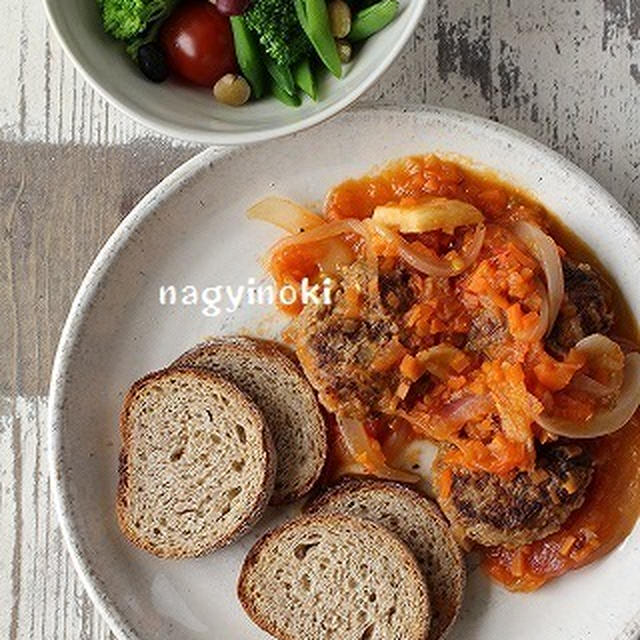 具だくさんな煮込みハンバーグにライ麦パンを添えて♪