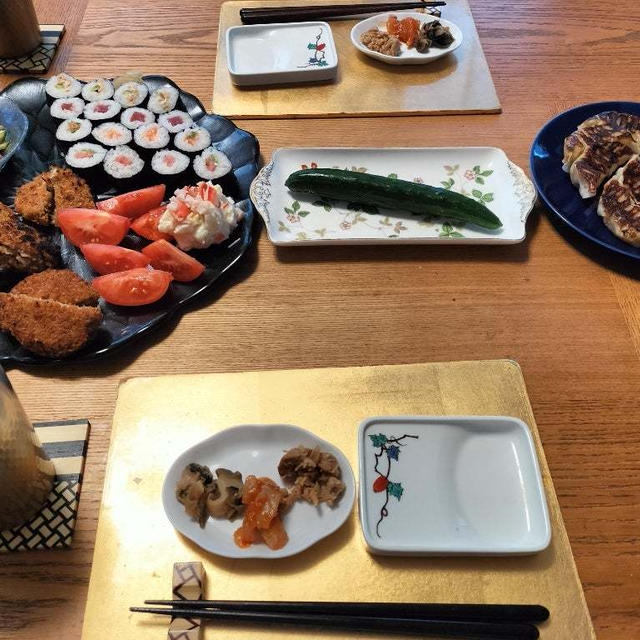 珉珉の餃子、なんちゃってオードブル盛り合わせとプランターのきゅうりで昼からダラダラ家呑み