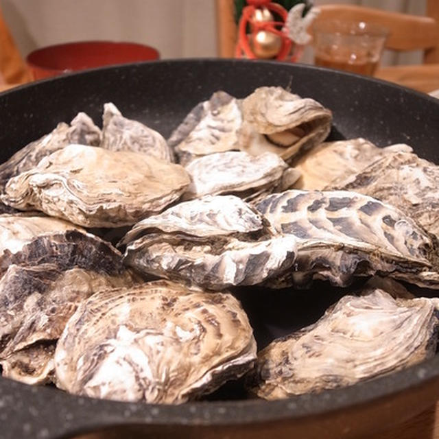 年の初めに殻付き牡蠣。蒸せば簡単に開けられる蒸し牡蠣