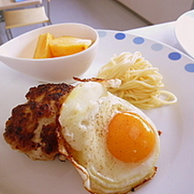 ハンバーグにたまねぎリング目玉焼きをそえましょう＾＾