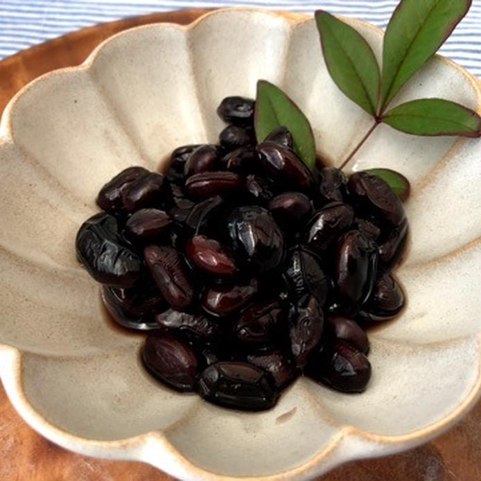 グレーの花形皿に盛られた黒豆