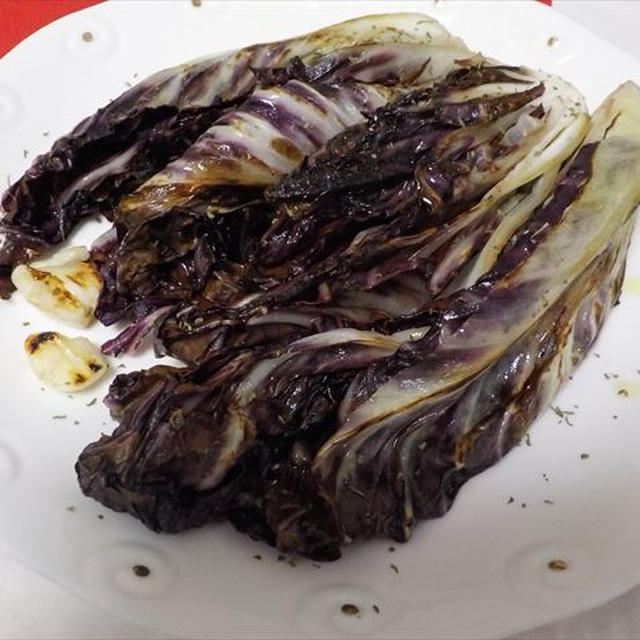 イタリア野菜ラディッキオのグリル・ローリエ、にんにくで香りづけ