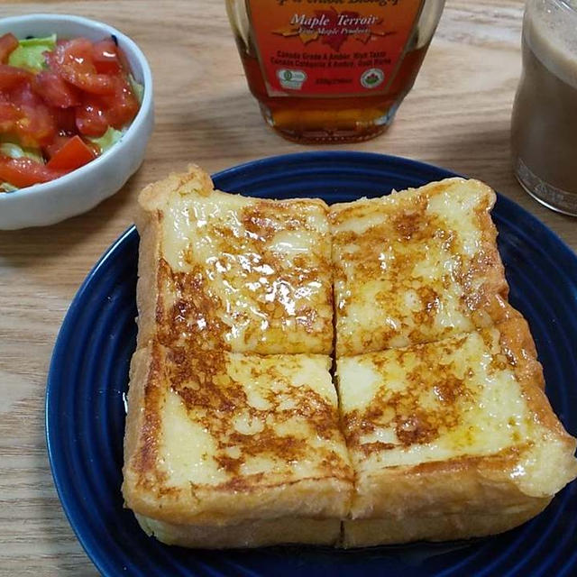 フレンチトーストとトマトサラダ