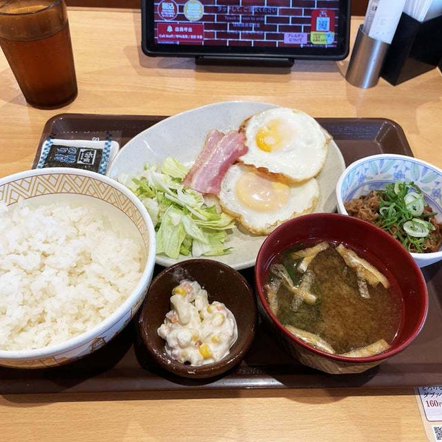 牛小鉢ベーコンダブルエッグ定食を食す 〜すき家〜