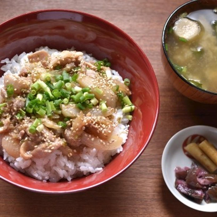 ネギ塩ダレの豚こま丼と味噌汁と漬物