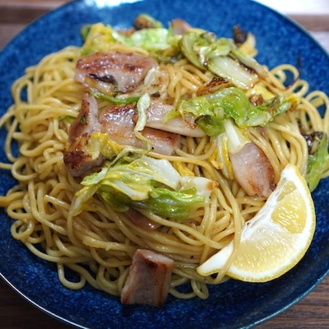 たっぷりの春キャベツと豚トロで作る塩焼きそば