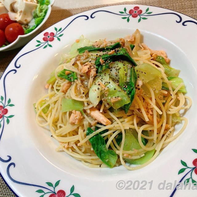 【レシピ】鮭の中骨水煮缶と青菜のガーリックパスタ