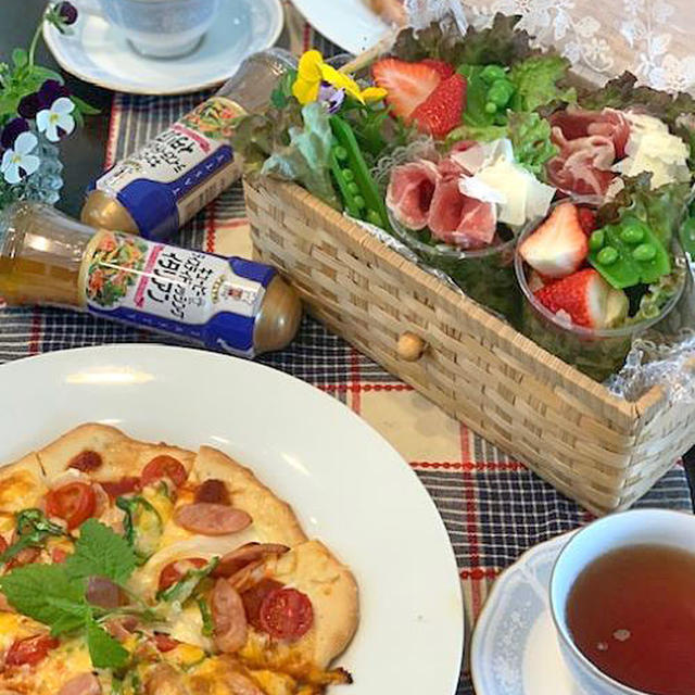 カップのブーケサラダをバスケットに詰めて、ピクニック気分のランチは手作りピザと・・今朝の富士山