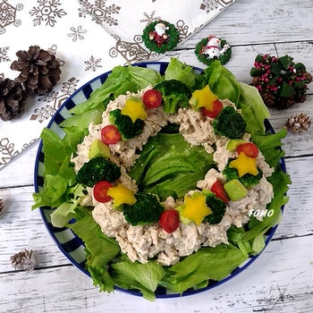 お家クリスマスにも♪レンジで簡単！チキンのリースサラダ