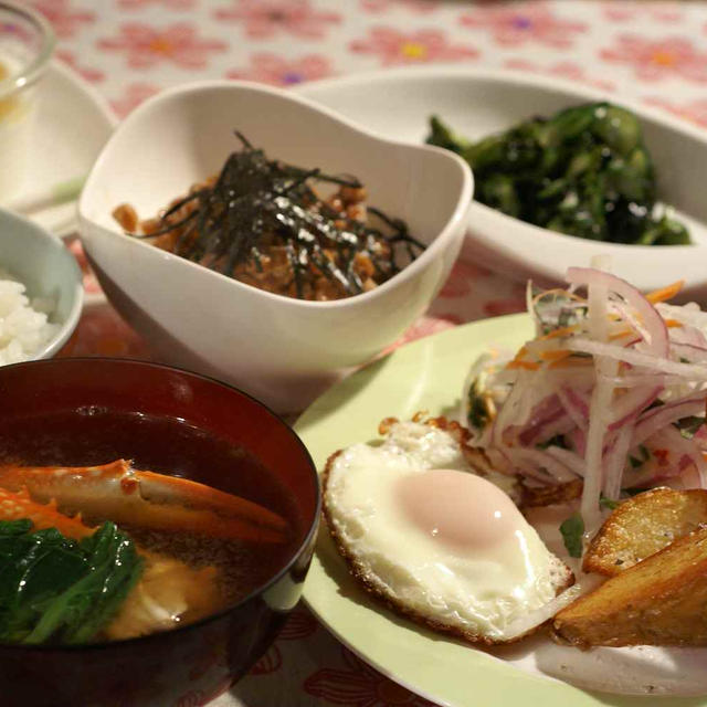 《簡単な朝ご飯》です。山芋納豆と目玉焼きです。