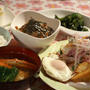 《簡単な朝ご飯》です。山芋納豆と目玉焼きです。