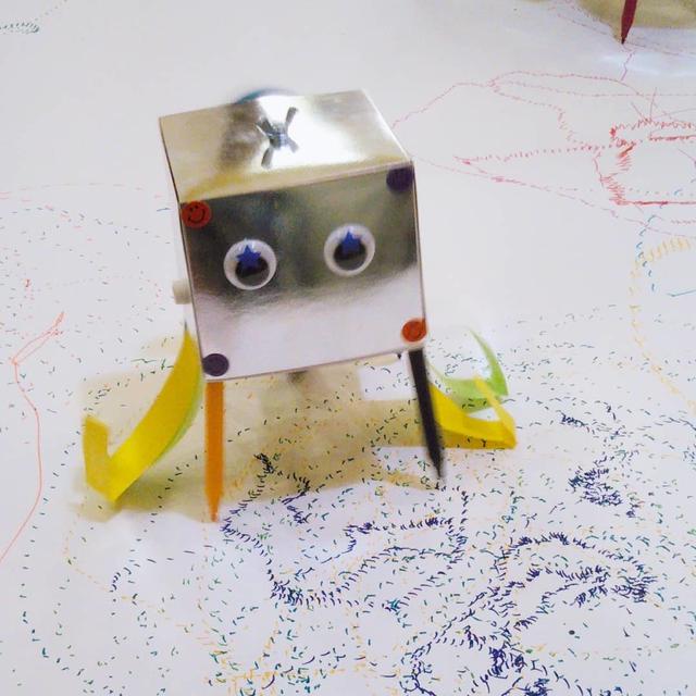 夏休みイベント☆どんな絵がかけるかな？暴れるように動くヘンテコらくがきマシーンをつくろう