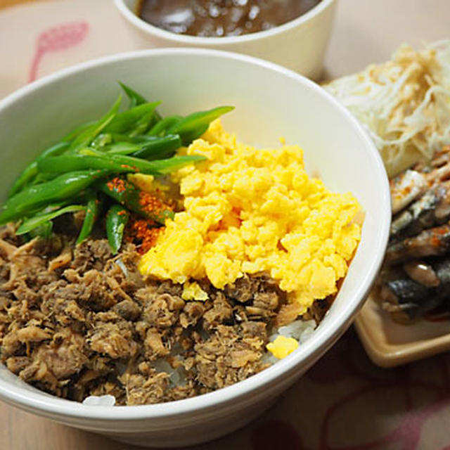 三色そぼろ丼