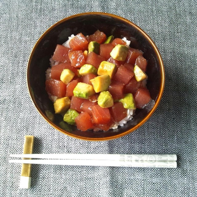 マグロの刺身で、アヒポキ丼