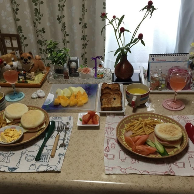 マフィンサンドで朝食
