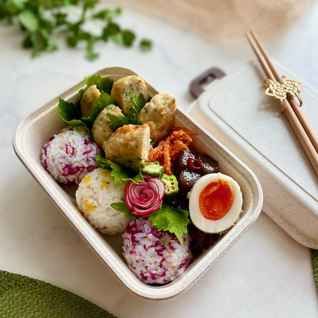 しそたっぷりヘルシーつくねバーグと食用菊のコロコロおにぎり弁当【レシピあり】