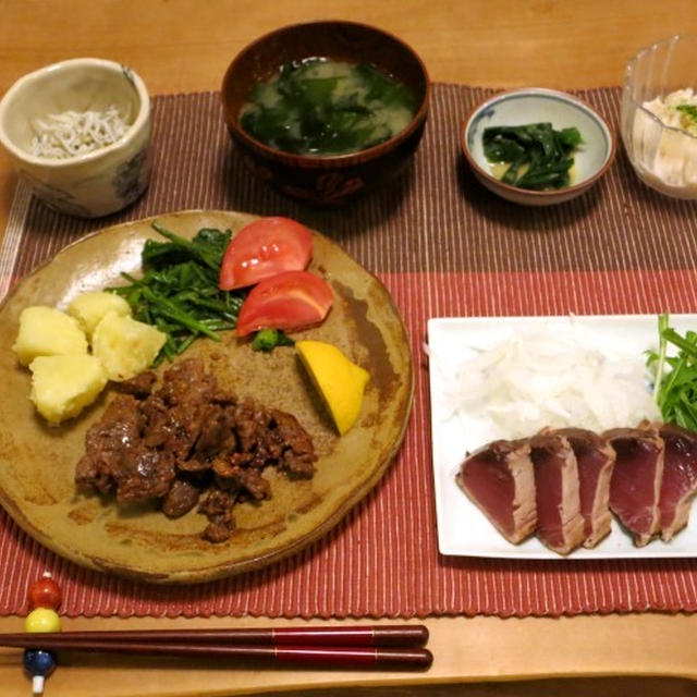 鯨のレモン風味焼　＆　かつおのたたき　新玉ねぎスライスなんかの晩ご飯