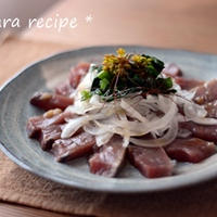 「だし×オイル」で新玉ねぎとカツオのサラダ