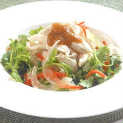 レモンペーストで爽やか〜パンにも麺にも合う！ささみとパクチーのおかずサラダ。