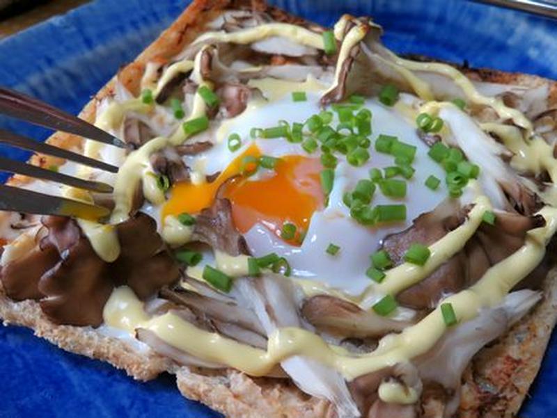 サクサクじゅわウマ～♪　油揚げで舞茸の味噌チーズガレット