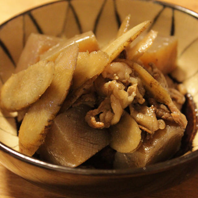 ごはんにも合う甘辛煮。ごぼう、牛肉、こんにゃくの組み合わせ！
