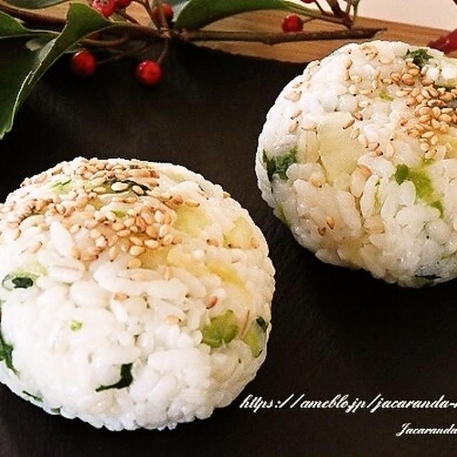 ぱぱっと一品☆【白菜の漬物のもち麦おにぎり】