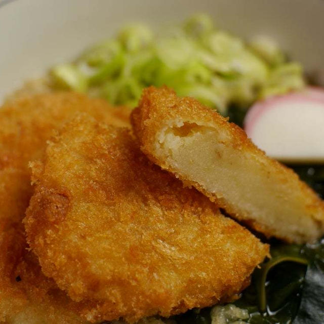 北海道産キタアカリコロッケをおそばに載せて食べるのは東京…人の使命なり(￣ー￣)ﾆﾔﾘ。