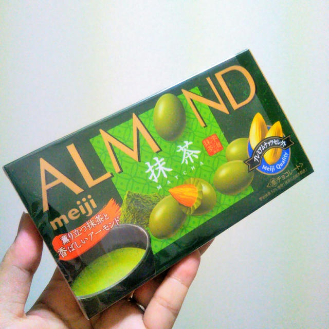 おやつ☆アーモンドチョコレート抹茶を食べたよ