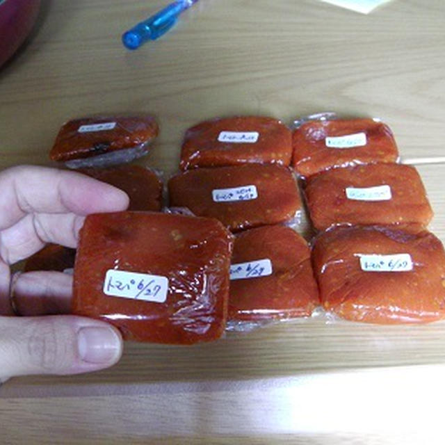 冷凍トマトでトマトペーストを作った♡　だって冷凍庫の中圧迫してたんだもん( *´艸｀)