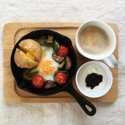 8月19日の朝ごはん。調理時間8分。夏野菜のスキレット目玉焼き