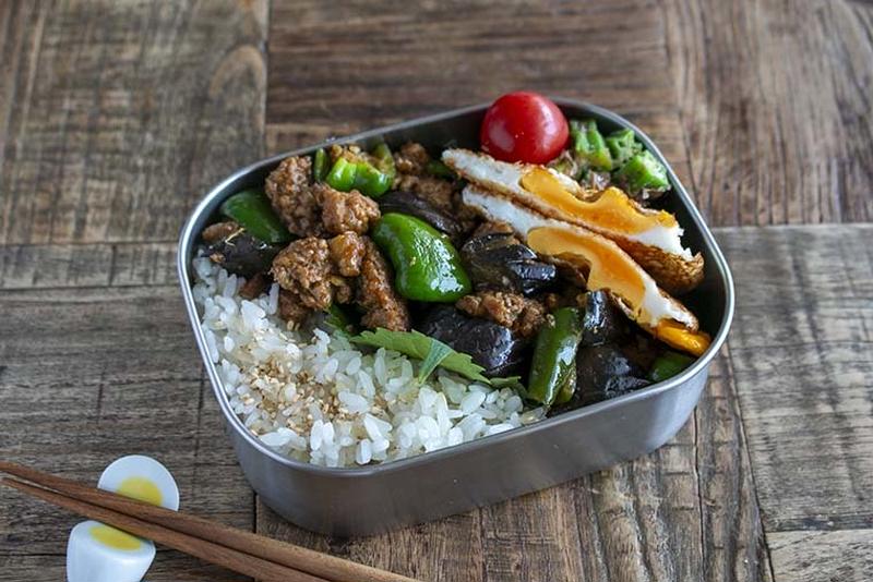 なすとピーマンが最高すぎ！ひき肉と夏野菜のカレー炒め