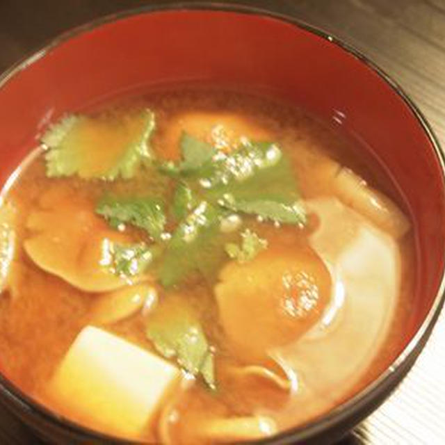 巨大なめこと豆腐の味噌汁
