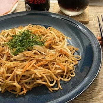 主人、久しぶりの料理は  焼きそば ☆2人で笑いあい♪