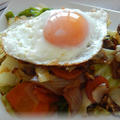 目玉焼きのっけ野菜炒め