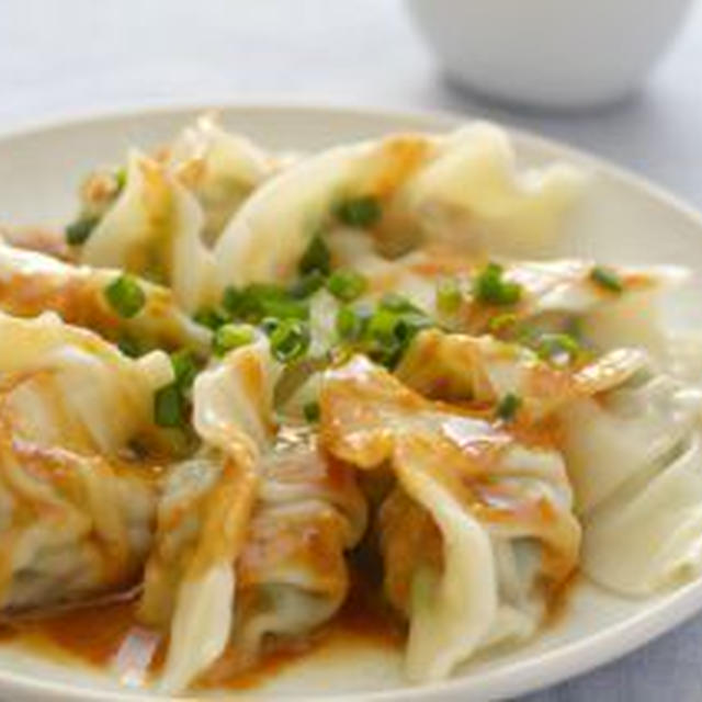 麻辣だれでいただく　豚ニラ水餃子。　と昨日の晩ごはんは、。