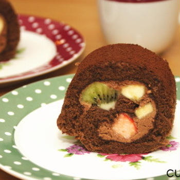 フルーツのチョコロールケーキ