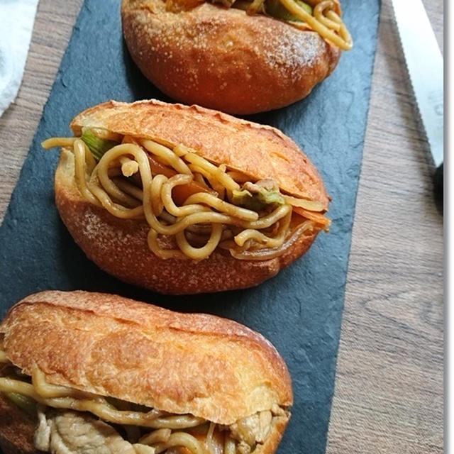 コストコの太麺焼きそばを不細工クッペに挟んで…と保育園でギャン泣き