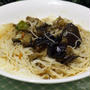 「そうめん」に「マーボーなす」をかけて食べる