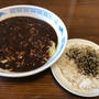 運転手の前に「炸醤麺＆ライス」