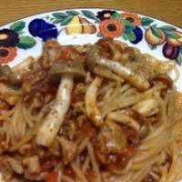 マ･マーミートソースでしめじと豚肉のスパゲティ