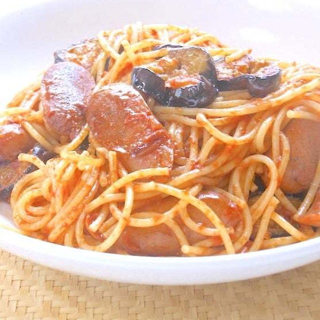 ボリュームたっぷり〜！ナスとソーセージのトマトソーススパゲティ。