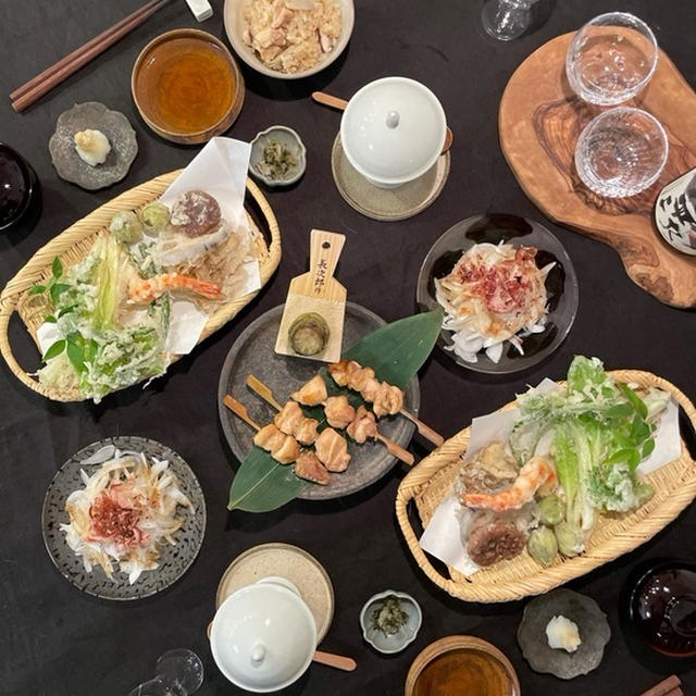 山菜の天ぷら、炊き込みご飯、焼き鳥、茶碗蒸し…大好きなものがたくさん並んだ和食の夜ごはん　これを、だんなさまが作った！