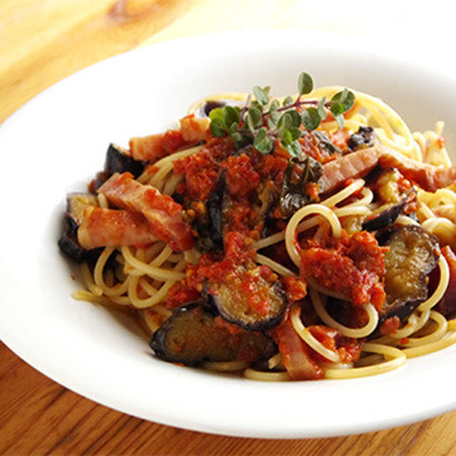 茄子とベーコンのトマトソースパスタ