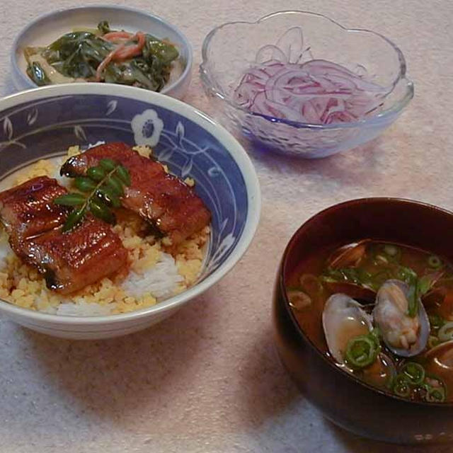 鰻玉丼とアサリの味噌汁